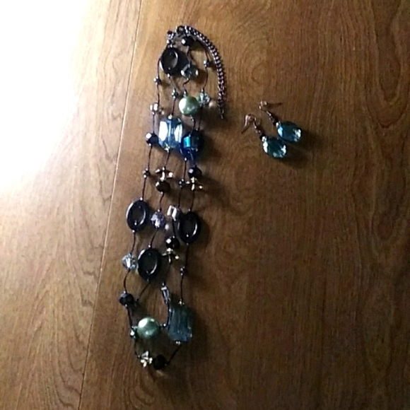 Beautiful threaded glass stone necklace with matching earrings set - Picture 5 of 5
